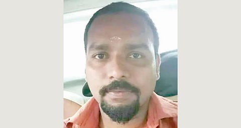 ബെംഗളൂരു വാഹന ആക്രമണക്കേസ് പ്രതി പോലീസിനെ വെട്ടിച്ച് രക്ഷപ്പെട്ടു; ചായ കുടിക്കാൻ നിർത്തിയപ്പോൾ കൈവിലങ്ങ് ഊരിമാറ്റി ഓടി | accused escapes