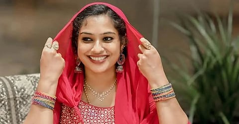 ഗുരുവായൂർ ക്ഷേത്ര പരിസരത്ത് വീണ്ടും റീൽസ്: ഹൈക്കോടതി ഉത്തരവ് ലംഘിച്ചതിന് ജസ്ന സലീമിനെതിരെ കേസ്; വ്ലോഗറും പ്രതി | Jasna Salim