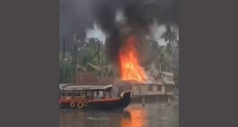 ആലപ്പുഴ പുന്നമടയിൽ ഹൗസ്ബോട്ടിന് തീപിടിച്ചു; അപകടം യാത്ര തുടങ്ങും മുൻപ്; ആർക്കും പരിക്കില്ല