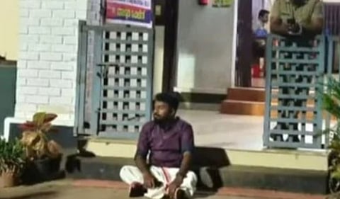 'പോലീസ് വീട്ടിൽ കയറി ഭീഷണിപ്പെടുത്തി': രാഹുൽ മാങ്കൂട്ടത്തിലിൻ്റെ സുഹൃത്ത് ഫെന്നി നൈനാൻ അടൂർ സ്റ്റേഷനിൽ കുത്തിയിരുന്ന് പ്രതിഷേധിക്കുന്നു