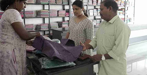 ക്രിസ്മസ്-പുതുവത്സര വിപണി കീഴടക്കാന് ഖാദി വസ്ത്രങ്ങള്ക്ക് വമ്പന് വിലക്കിഴിവ്