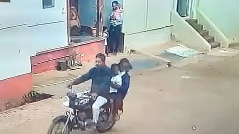 കർണാടകയിൽ സ്കൂൾ വിദ്യാർത്ഥികളെ തട്ടിക്കൊണ്ടുപോകാൻ ശ്രമം; പ്രതി പിടിയിൽ, കുട്ടികളെ രക്ഷിച്ചു | Karnataka school kidnap attempt