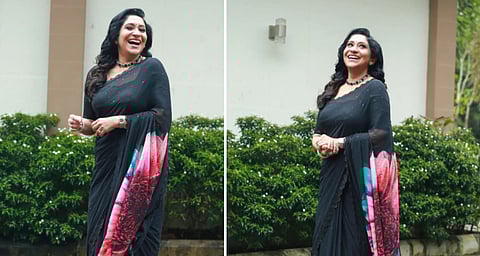 കറുപ്പ് സാരിയില് തിളങ്ങി പ്രിയ ഗായിക സുജാത; ചിത്രങ്ങൾ ഏറ്റെടുത്ത് ആരാധകർ