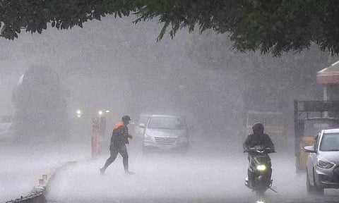 ശക്തമായ കാറ്റും മഴയും: 3 ജില്ലകൾക്ക് മുന്നറിയിപ്പ് നൽകി, ഉരുൾപൊട്ടലിനും മണ്ണിടിച്ചിലിനും സാധ്യത | strong wind alert