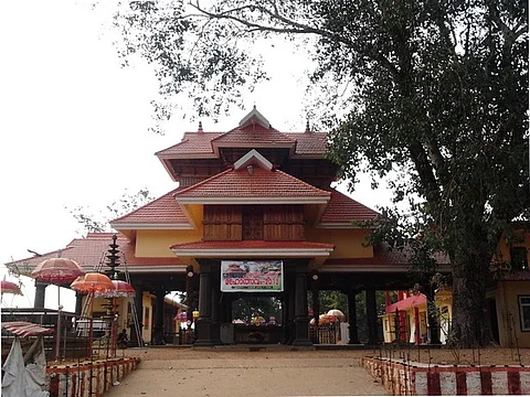 ദക്ഷിണേന്ത്യയിലെ ഒരേയൊരു ദുര്യോധന ക്ഷേത്രം | Poruvazhy Peruviruthy Malanada Temple