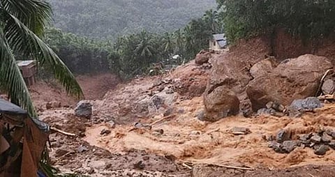 വിലങ്ങാട് ഉരുള്പ്പൊട്ടല്; സഹായധനം കിട്ടിയില്ല, വില്ലേജ് ഓഫീസിന് മുന്നില് പ്രതിഷേധം