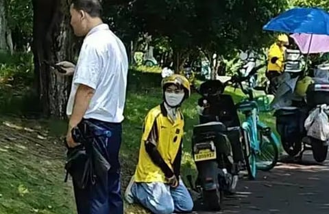 ഡെലിവറി ബോയെ മുട്ടുകുത്തിച്ചു മാപ്പ് പറയിച്ച് സെക്യൂരിറ്റി ഗാർഡ്: ചൈനയിൽ വൻ പ്രതിഷേധം | security guard makes delivery boy to kneel down