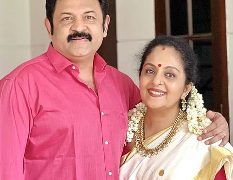 ഹേമ കമ്മിറ്റി റിപ്പോർട്ടിനെ പരിഹസിച്ച് നടൻ കൃഷ്ണകുമാറും ഭാര്യയും