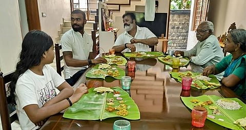 ശ്രീജേഷിനെയും കുടുംബത്തെയും സദ്യയൊരുക്കി സ്വീകരിച്ച് മന്ത്രി സുരേഷ് ഗോപി