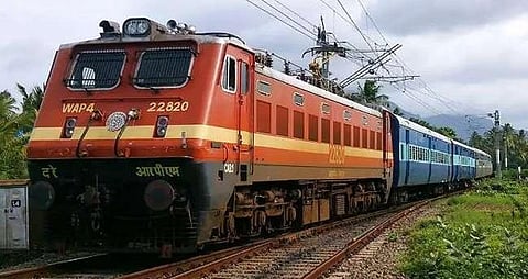 സംസ്ഥാനത്ത് കനത്ത കാറ്റിലും മഴയിലും വ്യാപക നാശം; ട്രാക്കുകളിൽ മരം വീണു, ട്രെയിനുകൾ വൈകുന്നു