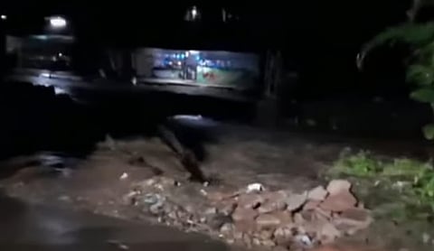 വിലങ്ങാട് അതിശക്തമായ മഴയെത്തുടർന്ന് 20 ഓളം കുടുംബങ്ങളെ മാറ്റിപ്പാർപ്പിച്ചു: പാലം വെള്ളത്തിനടിയിലായി