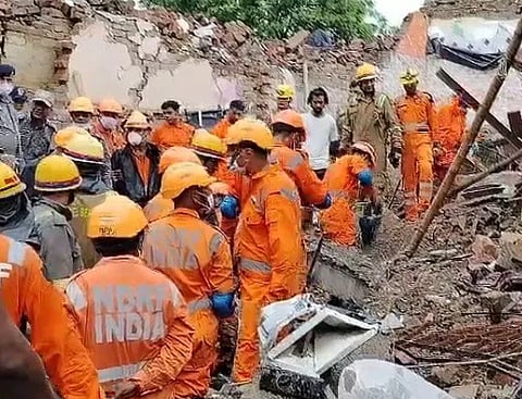യുപിയിൽ കെട്ടിടം തകർന്ന് മരിച്ചവരുടെ എണ്ണം 10 ആയി