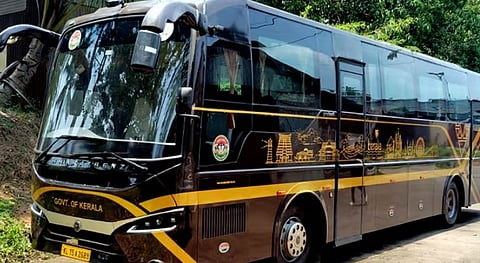 ഒരുമാസമായി കട്ടപ്പുറത്ത്; അറ്റകുറ്റപ്പണിക്കായി നവകേരള ബസ് ബെംഗളൂരുവിലേക്ക് മാറ്റി