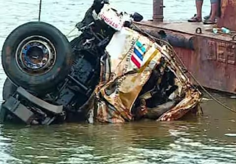 അർജുൻ്റെ ലോറിയിൽ നിന്ന് മൃതദേഹഭാഗം പുറത്തെടുത്തു: വിദഗ്ധ പരിശോധനക്ക് അയക്കും | Arjun mission updates