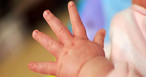 ഒന്നരമാസം പ്രായമുള്ള മകളെ വിൽക്കാൻ യുവതിയെ സഹായിച്ച എട്ട് പേരെ മുംബൈ പൊലീസ് അറസ്റ്റ് ചെയ്തു | Crime