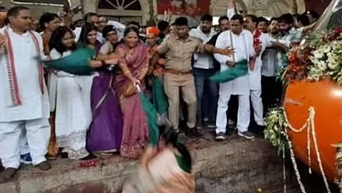 വന്ദേഭാരത് ഉദ്ഘാടന ചടങ്ങിനിടയിൽ വനിതാ എം എൽ എ ട്രാക്കിലേക്ക് വീണു: തലനാരിഴയ്ക്ക് രക്ഷപ്പെട്ടു | Vande Bharat train flagging off ceremony
