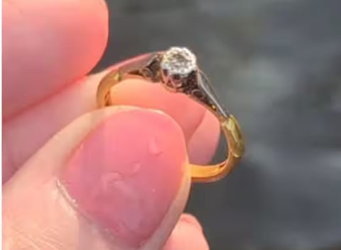 ഒരു വ്യത്യസ്ത ‘നിധിവേട്ട’: യുവതിക്ക് നദിയില് നിന്നും ലഭിച്ചത് 50 വർഷം പഴക്കമുള്ള വജ്രമോതിരം | Woman recovers 50 year old diamond ring from river