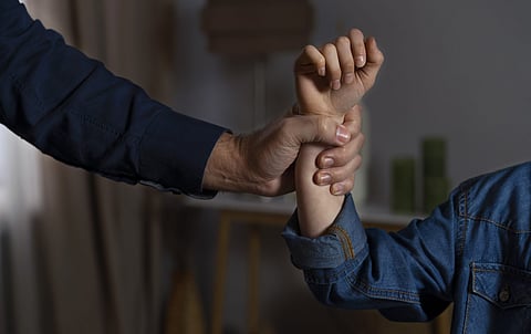 ചൂതാട്ടത്തിന് പണമില്ല, ഭാര്യയെ പണയം വച്ച് യുവാവ്: യു പിയിൽ യുവതി കൂട്ടബലാത്സംഗം ചെയ്യപ്പെട്ടു | Man puts his wife at stake for gambling