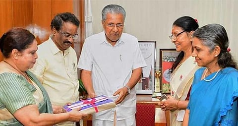 ഹേമ കമ്മിറ്റി റിപ്പോര്ട്ടിൻ്റെ പൂര്ണരൂപം പ്രത്യേക അന്വേഷണസംഘത്തിന് കൈമാറണം: സർക്കാരിനെ വിമർശിച്ച് ഹൈക്കോടതി | High court on Hema committee report