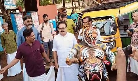 പുലിക്കൊട്ടു കൊട്ടി മേയര്, ചുവടു വച്ച് വരയന്പുലി: തൃശൂരിൽ നാലോണപ്പുലിക്കളിക്ക് കൊടിയേറ്റം | Pulikali Kodiyettam