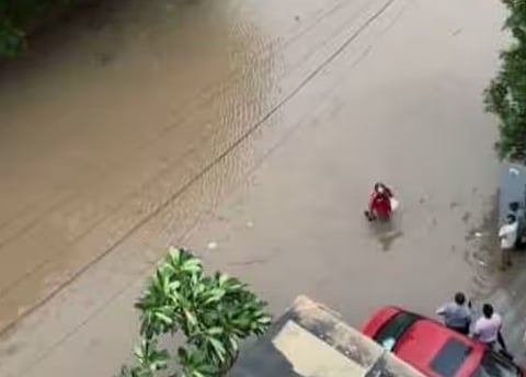 വെള്ളം കയറി മുങ്ങിയ തെരുവുകളിൽ ഭക്ഷണം എത്തിച്ച് ഡെലിവറി ഏജൻറ് ! | delivery boy delivering food in flood affected streets