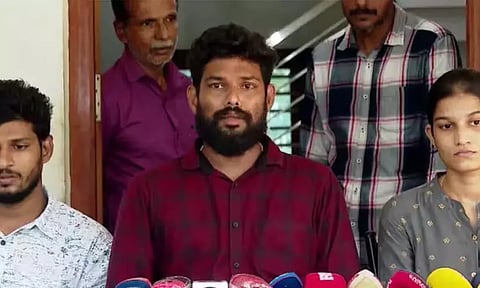 അര്ജുനെ മാര്ക്കറ്റ് ചെയ്യുന്നു, കുടുംബത്തിന്റെ വൈകാരികതയെ ചൂഷണം ചെയ്യുന്നു; മനാഫിനെതിരെ അർജുന്റെ കുടുംബം | Arjuns Family Press Meet