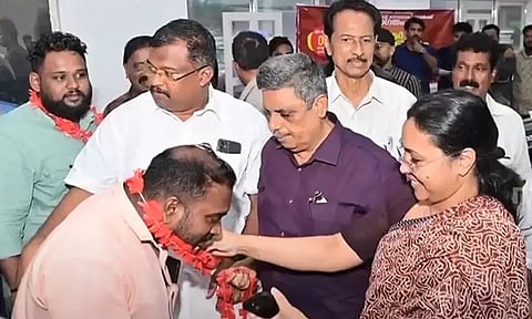 മന്ത്രി മാലയിട്ട് സി.പി.എമ്മിലേക്ക് സ്വീകരിച്ചയാൾ വിദേശമദ്യവുമായി പിടിയിൽ