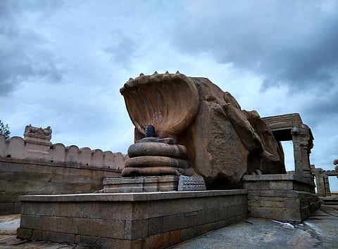 നിലം തൊടാ കൽതൂൺ, ഏഴു തലയുള്ള നാഗലിംഗം; ഓരോ കല്ലും ഓരോ കഥ പറയുന്ന ലേപാക്ഷിയിലെ അത്ഭുതലോകം | Lepakshi Temple