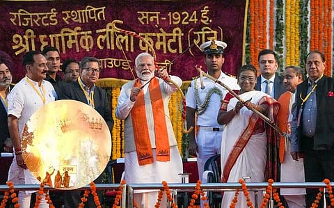 ചെങ്കോട്ടയില് ദസറ ആഘോഷിച്ച് നരേന്ദ്രമോദിയും ദ്രൗപതി മുര്മുവും