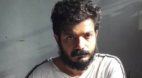 ബൈക്ക് യാത്രികനെ ഇടിച്ചിട്ടശേഷം കാർ നിർത്താതെ പോയി; ശ്രീനാഥ് ഭാസിയുടെ ലൈസൻസ് സസ്പെൻഡ് ചെയ്തു