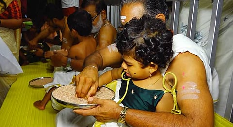 ഇന്ന് വിജയദശമി: അറിവിൻ്റെ ആദ്യാക്ഷരം കുറിക്കാൻ കുരുന്നുകൾ | Vijayadashami