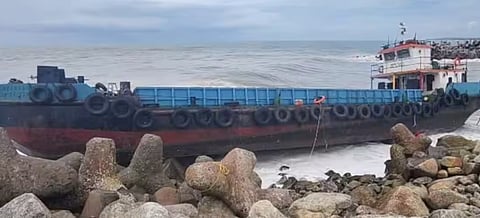 കൂറ്റൻ ബാർജ് പുലിമുട്ടിലേക്ക് ഇടിച്ച് കയറി: അപകടങ്ങളൊഴിയാതെ മുതലപ്പൊഴി | Muthalapozhi incident