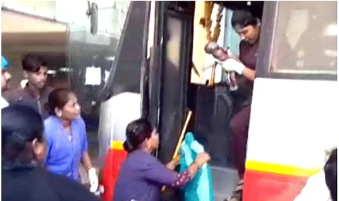 കെ.എസ്.ആർ.ടി.സി ബസിൽ ഇരട്ടക്കുട്ടികൾക്ക് ജന്മം നൽകി യുവതി