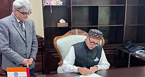 സംസ്ഥാന പദവി പുനഃസ്ഥാപിക്കണം: പ്രമേയം ആദ്യ മന്ത്രിസഭാ യോഗത്തില് പാസാക്കി | Omar Abdullah-led cabinet