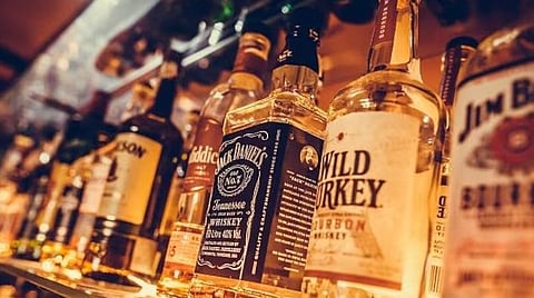 ടൂറിസ്റ്റ് ഹോമിന്റെ മറവിൽ പുതുച്ചേരി മദ്യ വിൽപ്പന: യുവാവ് പിടിയിൽ |  Illegal liquor sale