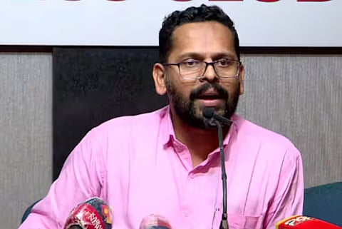 ‘വോട്ടെടുപ്പ് മാറ്റിയതിൽ ഗൂഢാലോചന സംശയിക്കുന്നു, ബിജെപിയിലെ അതൃപ്തി ഗുണകരമാകും’; പി സരിൻ
