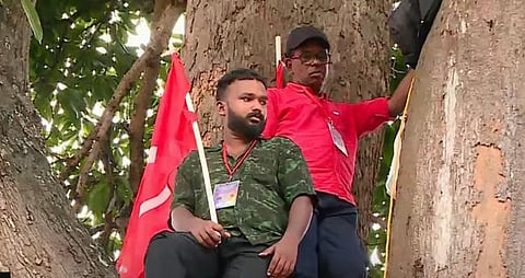 തിരുവനന്തപുരം നഗരസഭയ്ക്കുമുന്നിൽ ആത്മഹത്യഭീഷണി മുഴക്കി ശുചീകരണ തൊഴിലാളികൾ