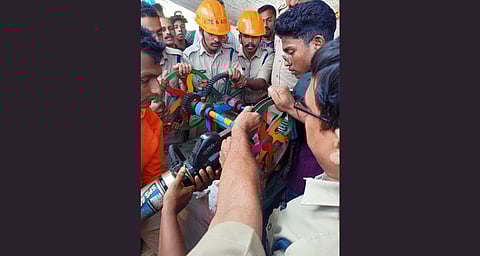 കരിമ്പ് ജ്യൂസ് യന്ത്രത്തിൽ കൈ കുടുങ്ങിയ വിദ്യാർത്ഥിയെ അഗ്നിരക്ഷാസേന രക്ഷപ്പെടുത്തി