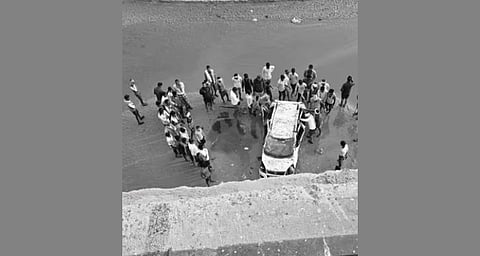 ഗൂഗിള് മാപ്പ് നോക്കി കാറോടിച്ചു; നിര്മാണം പൂര്ത്തിയാകാത്ത പാലത്തില് നിന്ന് വീണ് 3 പേര്ക്ക് ദാരുണാന്ത്യം | Lucknow Car Accident