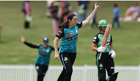 ഡബ്ല്യുബിബിഎല്ലിൽ 5 വിക്കറ്റ് വീഴ്ത്തുന്ന ഏറ്റവും പ്രായം കുറഞ്ഞ താരമായി 18 കാരിയായ ലൂസി ഹാമിൽട്ടൺ