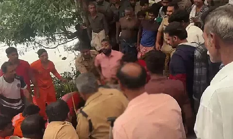 കൊല്ലം പള്ളിക്കലാറില് വള്ളം മറിഞ്ഞ് രണ്ട് യുവാക്കള്ക്ക് ദാരുണാന്ത്യം