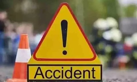 നിർത്തിയിട്ട ട്രക്കിൽ കാറിടിച്ച് മൂന്ന് കുട്ടികൾ ഉൾപ്പടെ ഏഴ് മരണം; മൂന്ന് പേർക്ക് പരിക്ക് | Car collides