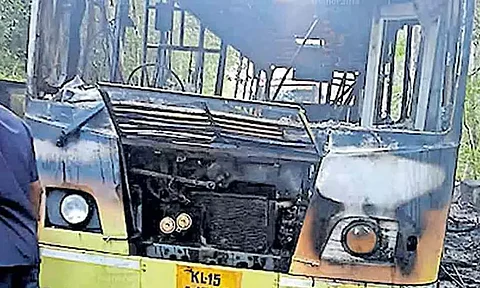 പമ്പയിൽ ബസ് കത്തിയ സംഭവം: അന്വേഷണ റിപ്പോർട്ട് ഹൈകോടതിയിൽ സമർപ്പിച്ചു | sabarimala