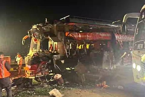 ഡബിൾ ഡെക്കർ ബസും ലോറിയും കൂട്ടിയിടിച്ചു; അഞ്ച് മാസം പ്രായമുള്ള കുഞ്ഞ് ഉൾപ്പെടെ 5 പേർ മരിച്ചു | Uttar Pradesh Accident