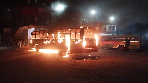 ഡിപ്പോയിൽ നിർത്തിയിട്ടിരുന്ന കർണാടക ആർടിസി ബസ് കത്തി നശിച്ചു | Karnataka RTC bus destroyed