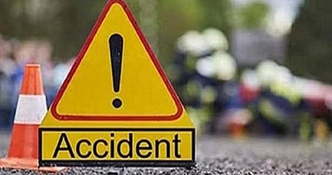 നോയിഡയിൽ ട്രക്കിനു പിന്നിൽ ഇടിച്ച് രണ്ട് ബൈക്ക് യാത്രികർക്ക് ദാരുണാന്ത്യം | Accident death