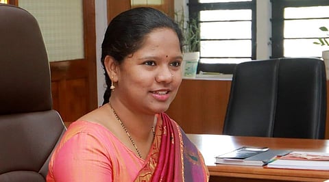 കിറ്റ് വിവാദം: ഭക്ഷ്യക്കിറ്റ് വിതരണം നിർത്തിവയ്ക്കാൻ നിർദേശിച്ച് കളക്ടർ | Food kit controversy