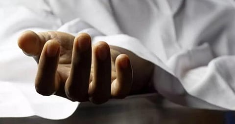 ഇരുമ്പ് തോട്ടി ഉപയോഗിച്ച് തേങ്ങയിടാൻ ശ്രമിക്കുന്നതിനിടെ വൈദ്യുതി ലൈനിൽ തട്ടി; വീട്ടമ്മ ഷോക്കേറ്റ് മരിച്ചു