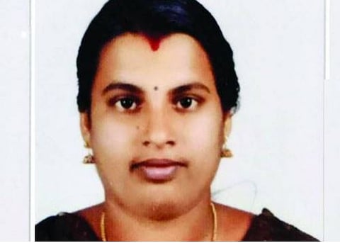 വിഷം കഴിച്ചശേഷം കൈഞരമ്പ് മുറിച്ച് വീട്ടമ്മയുടെ ആത്മഹത്യ ; വന്തുക കടബാധ്യതയുണ്ടന്നാണ് വിവരം |blade mafia