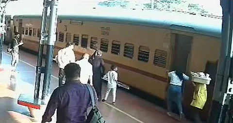 ട്രെയിനിൽ ഓടിക്കയറാൻ ശ്രമം; ട്രാക്കിൽ വീണ് വിദ്യാർഥിനിക്ക് പരിക്ക്